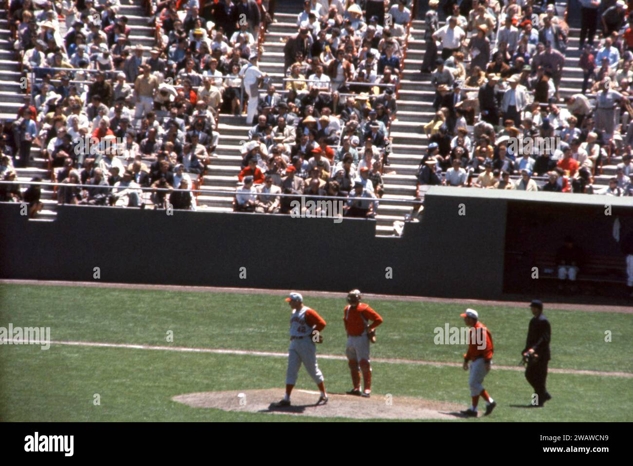 SAN FRANCISCO, CA - MAI 30 : le lanceur Jim Brosman #42 des Reds de Cincinnati semble bouleversé alors que son Manager Fred Hutchinson #1 fait le changement de pitching que le receveur Jerry Zimmerman #8 et l'arbitre Tony Venzon regardent lors d'un match MLB contre les Giants de San Francisco le 30 mai, 1961 au Candlestick Park à San Francisco, Californie. (Photo de Hy Peskin) *** Légende locale *** Fred Hutchinson;Jerry Zimmerman;Jim Brosman;Tony Venzon Banque D'Images