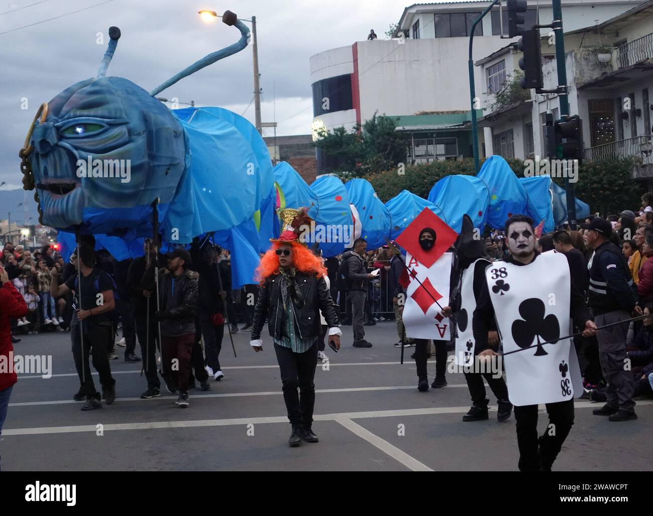 CUENCA-MASCARADAS 2024-INOCENTES Cuenca,Ecuador 6 de enero de 2023 A las 18h00 en punto se inicio las Mascaradas 2024 por la avenida Huayna Capac con un total de 32 instituciones, familias y personajes Participaron en el tradicional desfile del 6 de enero de los Inocentes  que desde hace casi 50 anos organiza Amistad Club y la Union de Periodistas del Azuay. Comparasa del Instituto Superior Sudamericano con el tema Ecuador el pais de las maravillas foto Boris Romoleroux/API. ACE-CUENCA-MASCARADAS2024-INOCENTES-1162f4fe99c13c0f5ee8bca68b9c755f *** CUENCA MASCARADAS 2024 INOCENTES Cuenca,Ecuado Banque D'Images