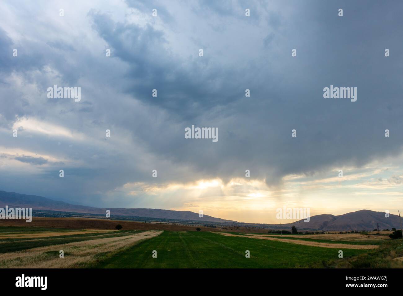 Nuages d'orage. Nuages dans le ciel, ciel sombre. arrière-plan naturel Banque D'Images