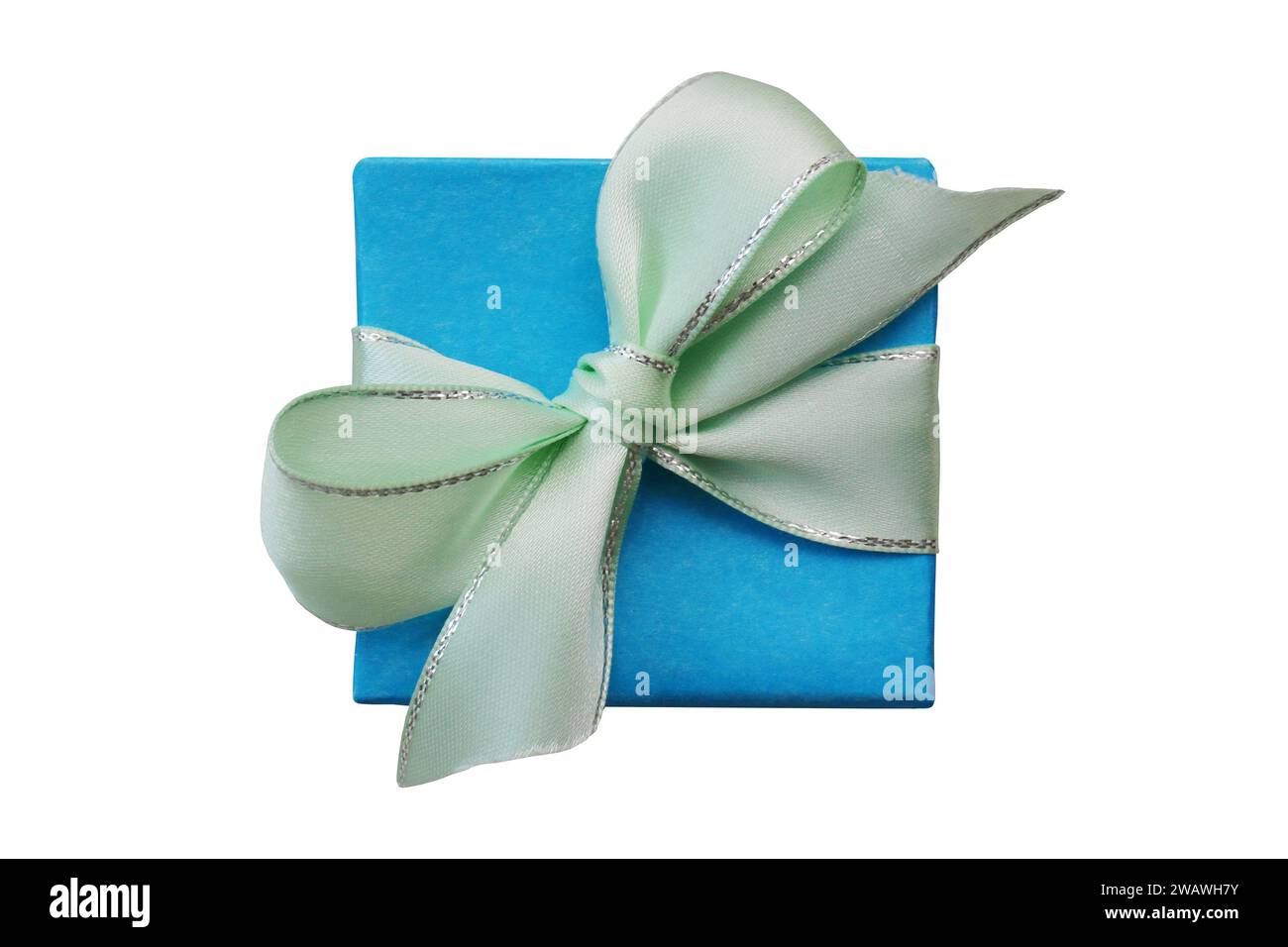 Boîte cadeau bleue avec satin, ruban vert pâle sur un fond blanc isolé. Concept de Noël, vacances et célébrations. Copier l'espace pour le texte. Banque D'Images