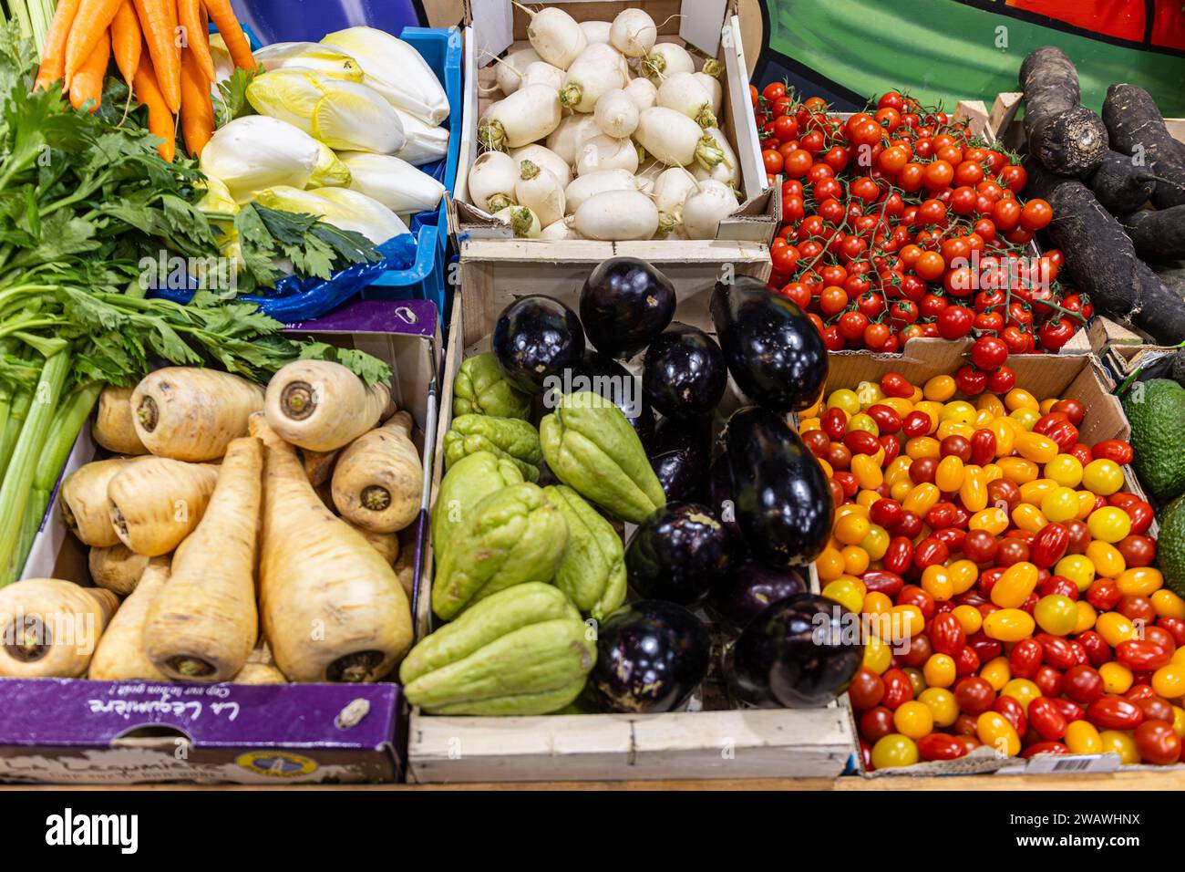 Boissons, nourriture, légumes et fruits dans une petite épicerie d'Agen, France Banque D'Images