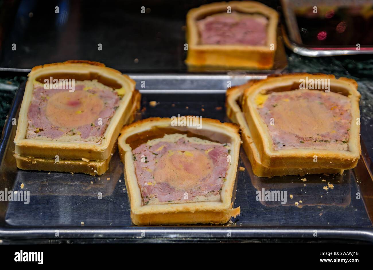 Foie gras ou foie de canard pâté dans une pâtisserie, tarte à la viande dans un marché fermier