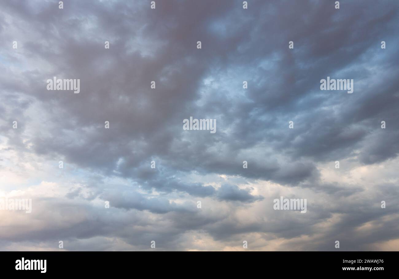 Nuages d'orage. Nuages dans le ciel, ciel sombre. arrière-plan naturel Banque D'Images