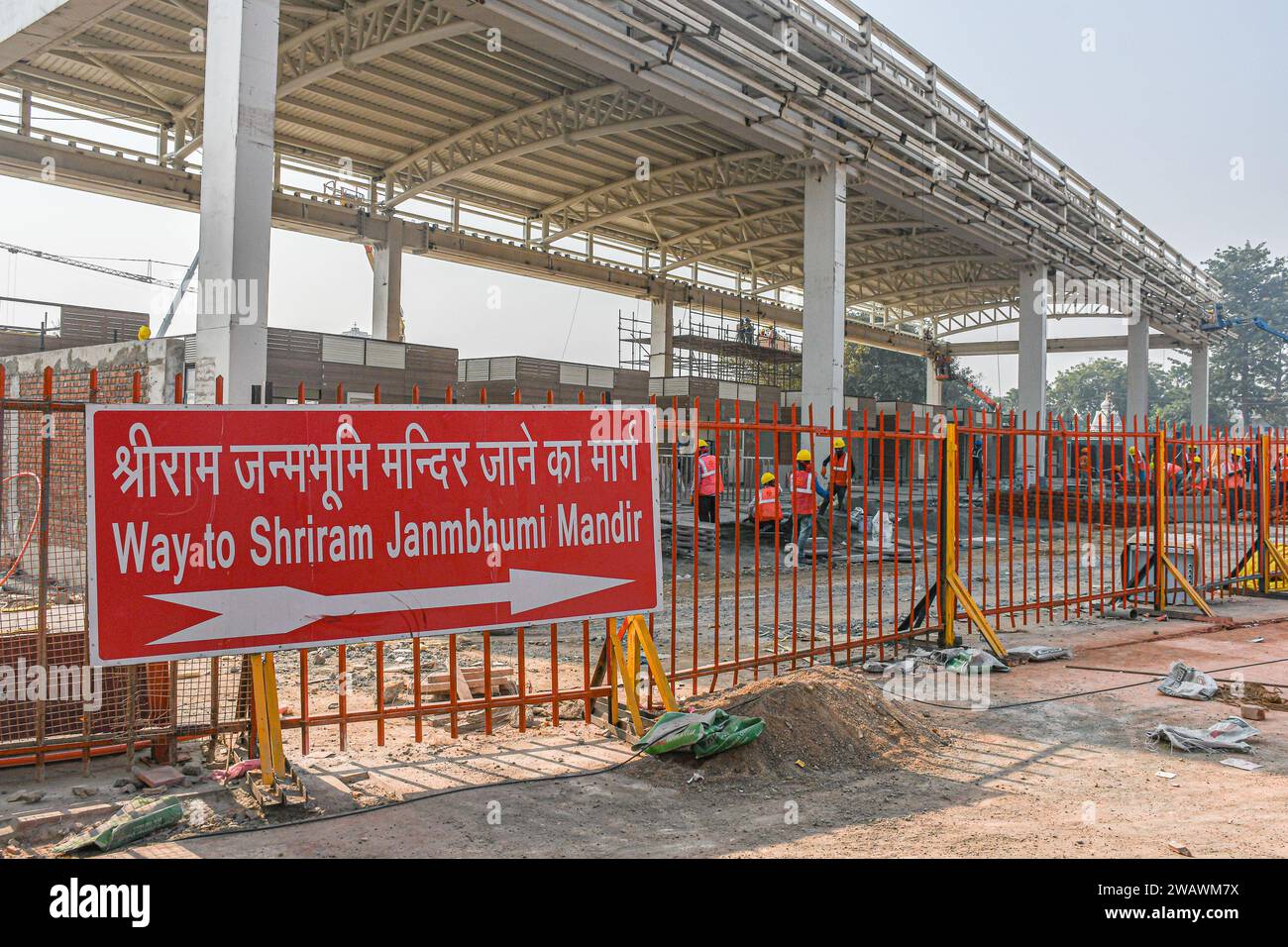 Vue générale de la route en construction menant au temple Shri RAM Janmbhoomi. Le temple RAM sera inauguré le 22 janvier par le Premier ministre Narendra Modi et le Premier ministre de l'Uttar Pradesh, Yogi Adityanath. Près de 8 000 dignitaires, dont des voyants, des industriels, des VVIPS, des acteurs et des lauréats du Padam Bushan, ont été invités à ce grand événement. Banque D'Images