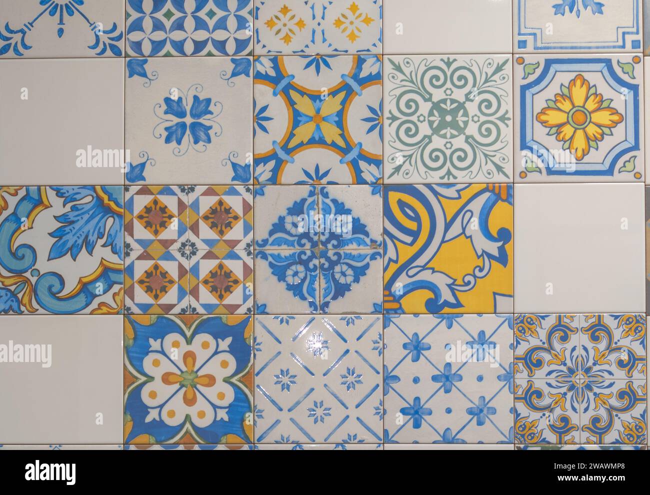 Carreaux de mosaïque de ciment artistique style patchwork géométrique sans couture fond de décor mural sud Azulejo Banque D'Images