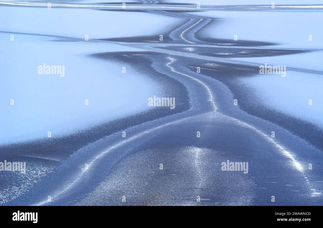 Hiver profond et configuration de glace sur un lac ou un loch gelé Banque D'Images