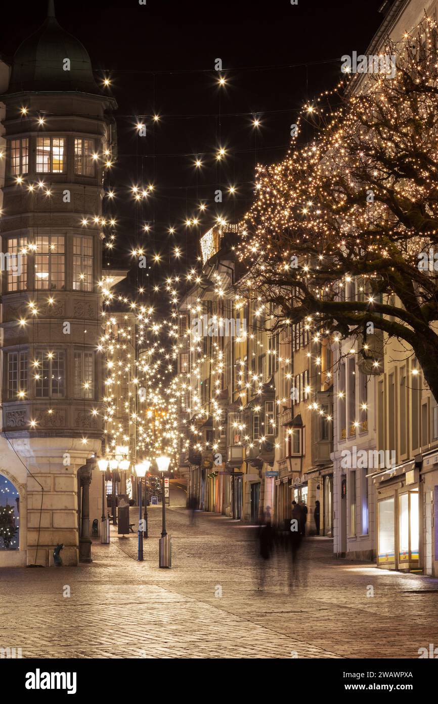 Schaffhausen, Suisse - 24 décembre. 2021: Rue de Noël dans la vieille ville avec illuminations de vacances Banque D'Images