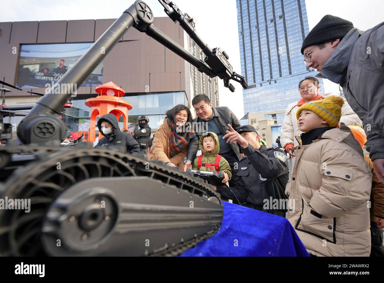 YANTAI, CHINE - le 7 JANVIER 2024 - des citoyens apprennent l'existence d'un robot d'élimination des explosifs de la police sur la place Wanxiang hui à Yantai, dans le Shandong provi de la Chine orientale Banque D'Images