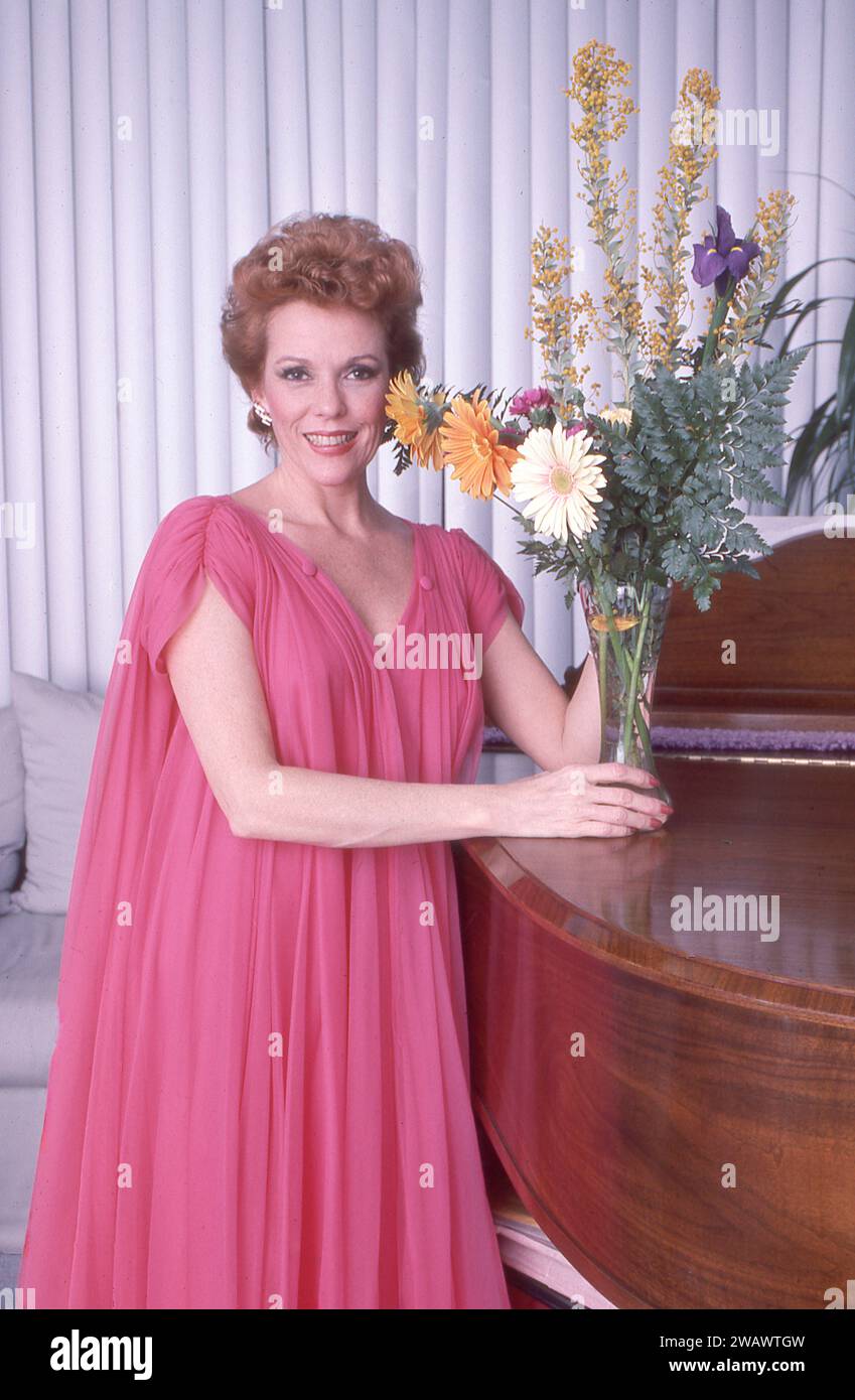 Portrait posé de l'actrice de SOAP Opera Eileen Fulton qui a joué dans As the World Turns pendant 50 ans. En 1981, debout, dans sa maison de Manhattan. Banque D'Images