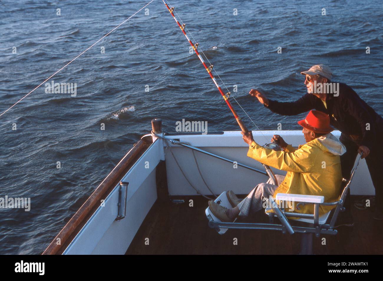 Le légendaire pêcheur monstre Frank Mundus emmène un homme riche dans une expédition de pêche à Montauk, long Island, NY. Mundus est censé être le modèle du personnage Quint dans le film épique Jaws. Banque D'Images