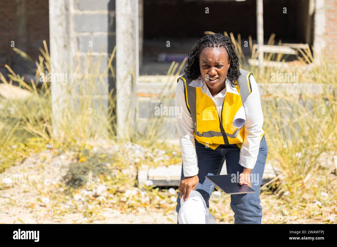 Le personnel d'ingénieur fatigué femme plus la taille Chubby travailleur se sent faible épuisé soif à cause du temps chaud et du problème de santé de graisse ou de maladie pulmonaire. Banque D'Images