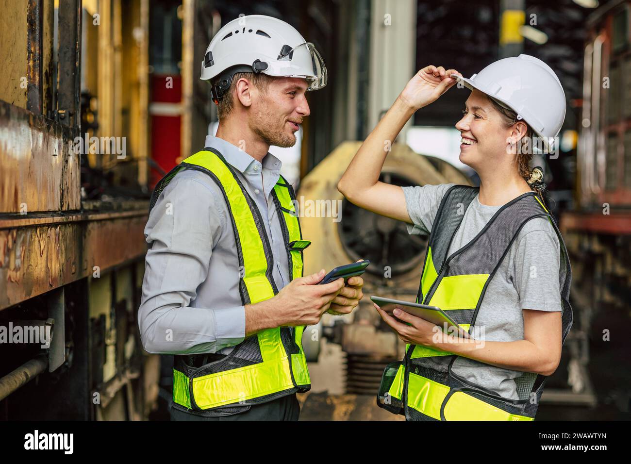 Ingénieur homme d'équipe flirter les femmes tout en travaillant heureux ensemble profiter de l'ami se détendre souriant parler dans l'usine de l'industrie. Banque D'Images