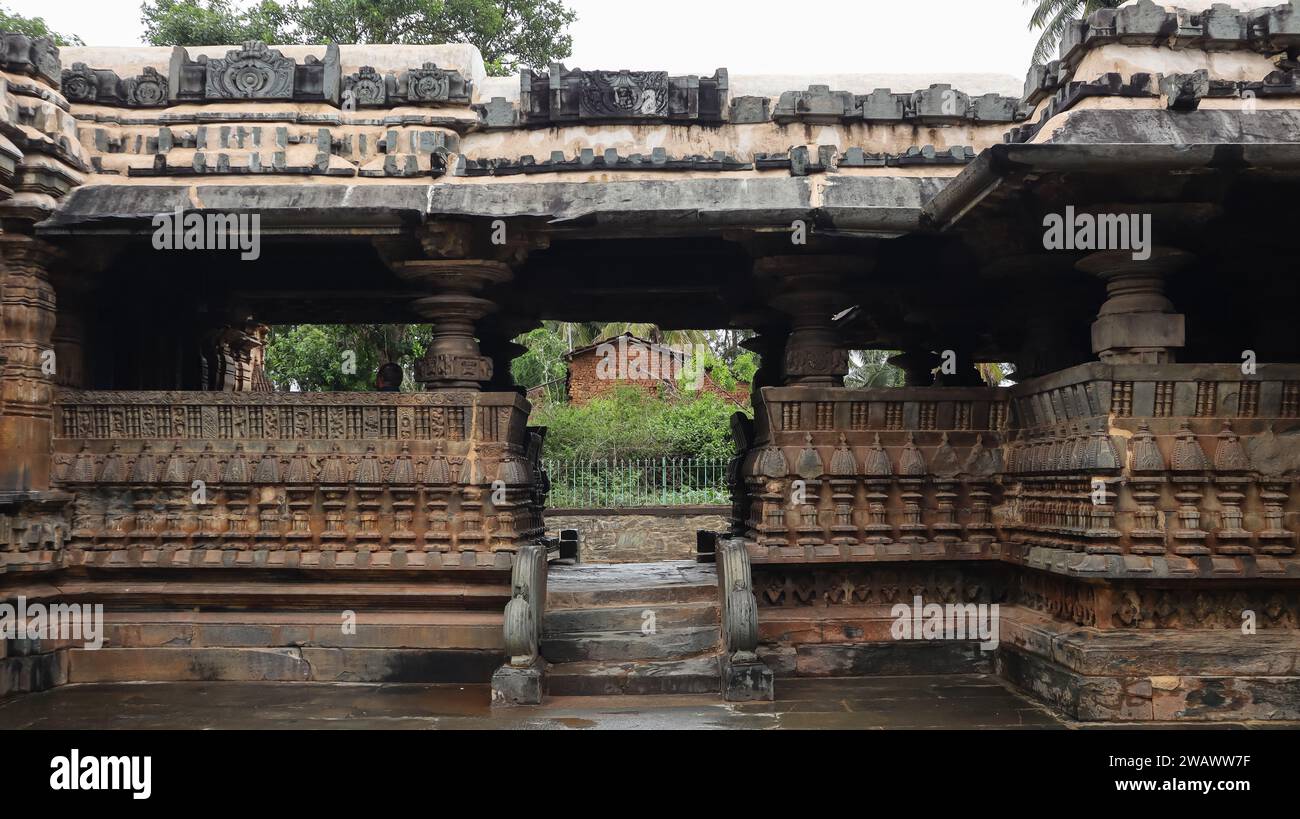 Mandapa magnifiquement sculpté de l'ancien temple Shri Someshwara, temple de la dynastie Chalukya du 12ème siècle, Laxmeshwara, Karnataka, Inde. Banque D'Images