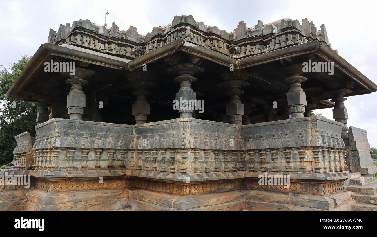 Mandapa et Ardhmandapa magnifiquement sculptés du temple Shri Galaganatha Swamy, ancien temple Shiva Lord, Galaganath, Karnataka, Inde. Banque D'Images