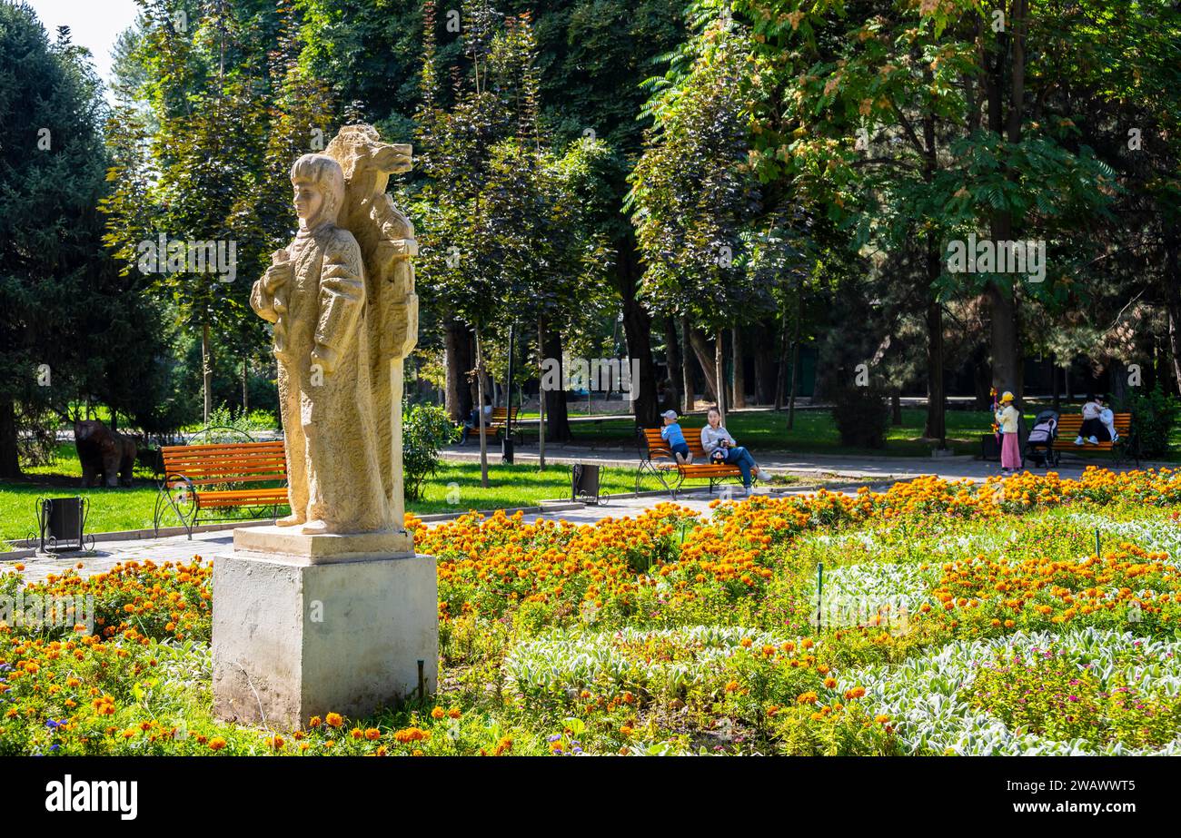 Statue dans le parc Panfilov, parc municipal à Bichkek, Kirghizistan Banque D'Images