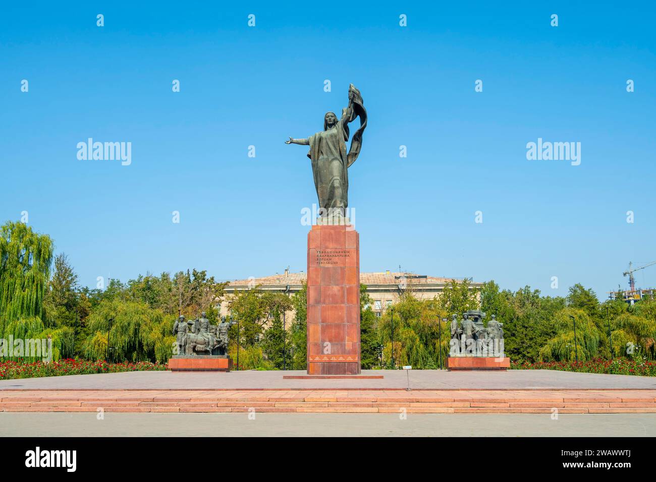 Statue sur la place des militants de la révolution, parc municipal à Bichkek, Kirghizistan Banque D'Images