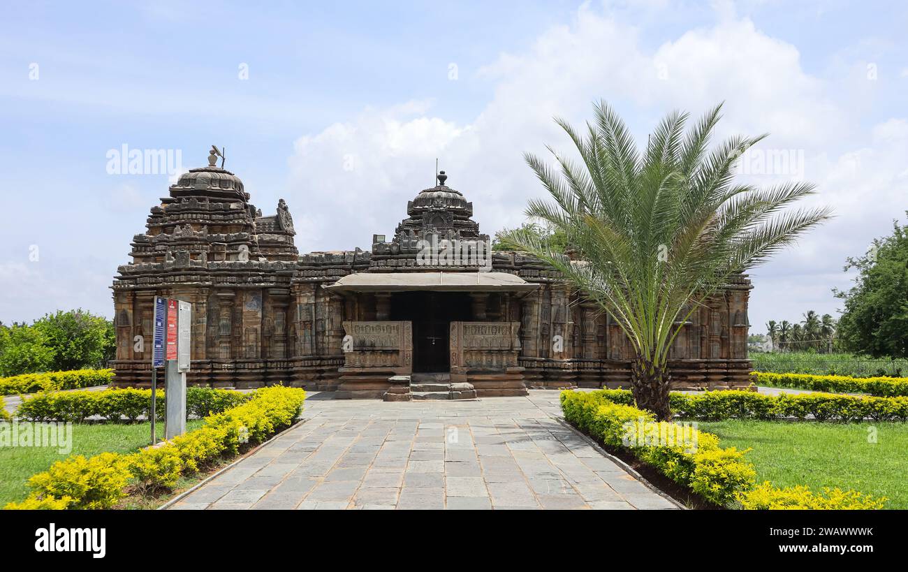 Belle sculpture mais ruine Shikhara et vue de face de l'ancien temple Shri Someshwara, Haaralahalli, Karnataka, India.Built par Kalyana Chalukya 12ème. Banque D'Images