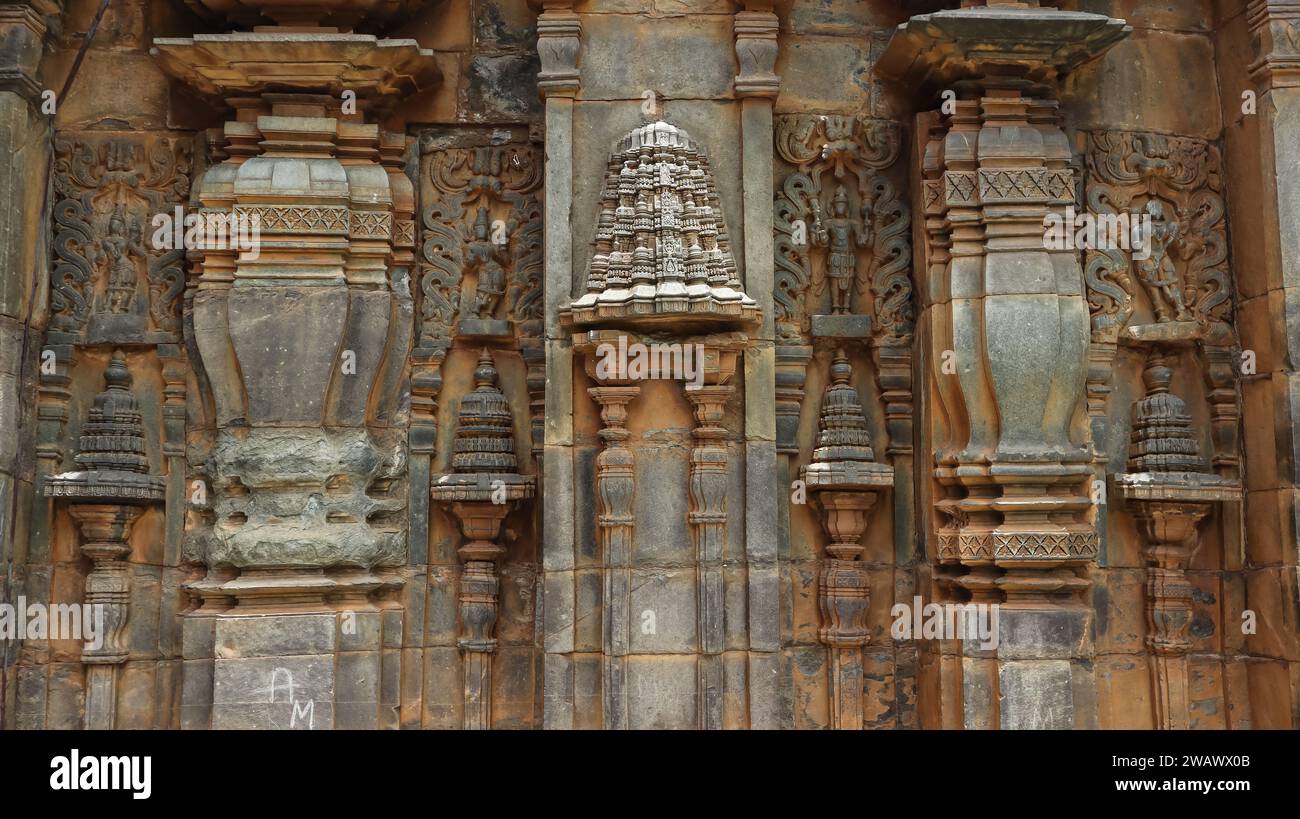 Détails de sculpture sur le temple Sri Mukteshwara, 12ème siècle Chalukya style architecture, dédié au Seigneur Shiva, Choudayyadanapur, Karnataka, Inde. Banque D'Images