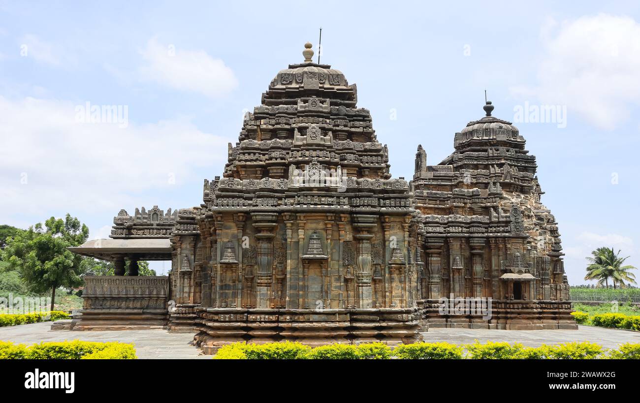 Belle sculpture mais ruine Shikhara et vue de face de l'ancien temple Shri Someshwara, Haaralahalli, Karnataka, India.Built par Kalyana Chalukya 12ème. Banque D'Images