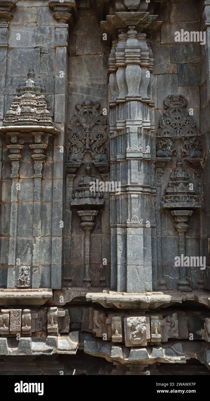 Sculpture sur pierre Détails sur le temple Kuruvathi Basaveshwara, 14ème siècle Lord Shiva Temple, Vijayanagara, Karnataka, Inde. Banque D'Images