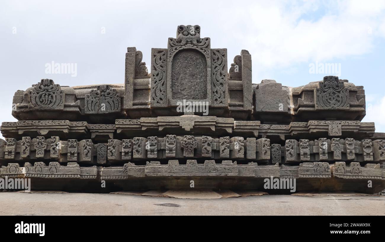 Belles sculptures anciennes sur le temple Sri Mukteshwara, style Chalukya Temple du 12ème siècle, dédié au Seigneur Shiva, Choudayyadanapur, Karnataka, in Banque D'Images