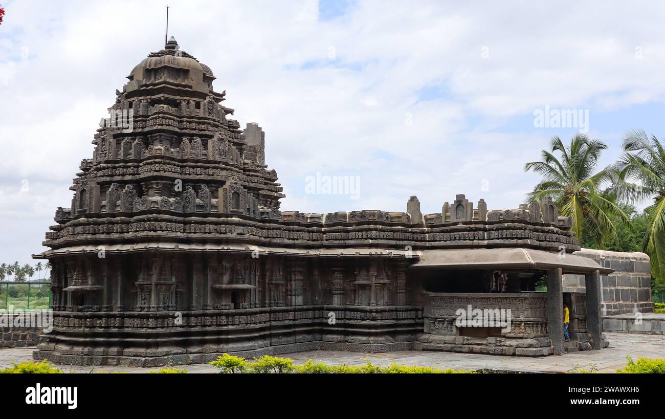 Temple magnifiquement sculpté de Sri Mukteshwara Temple, Temple Chalukya du 12ème siècle, dédié au Seigneur Shiva, Choudayyadanapur, Karnataka, Inde. Banque D'Images