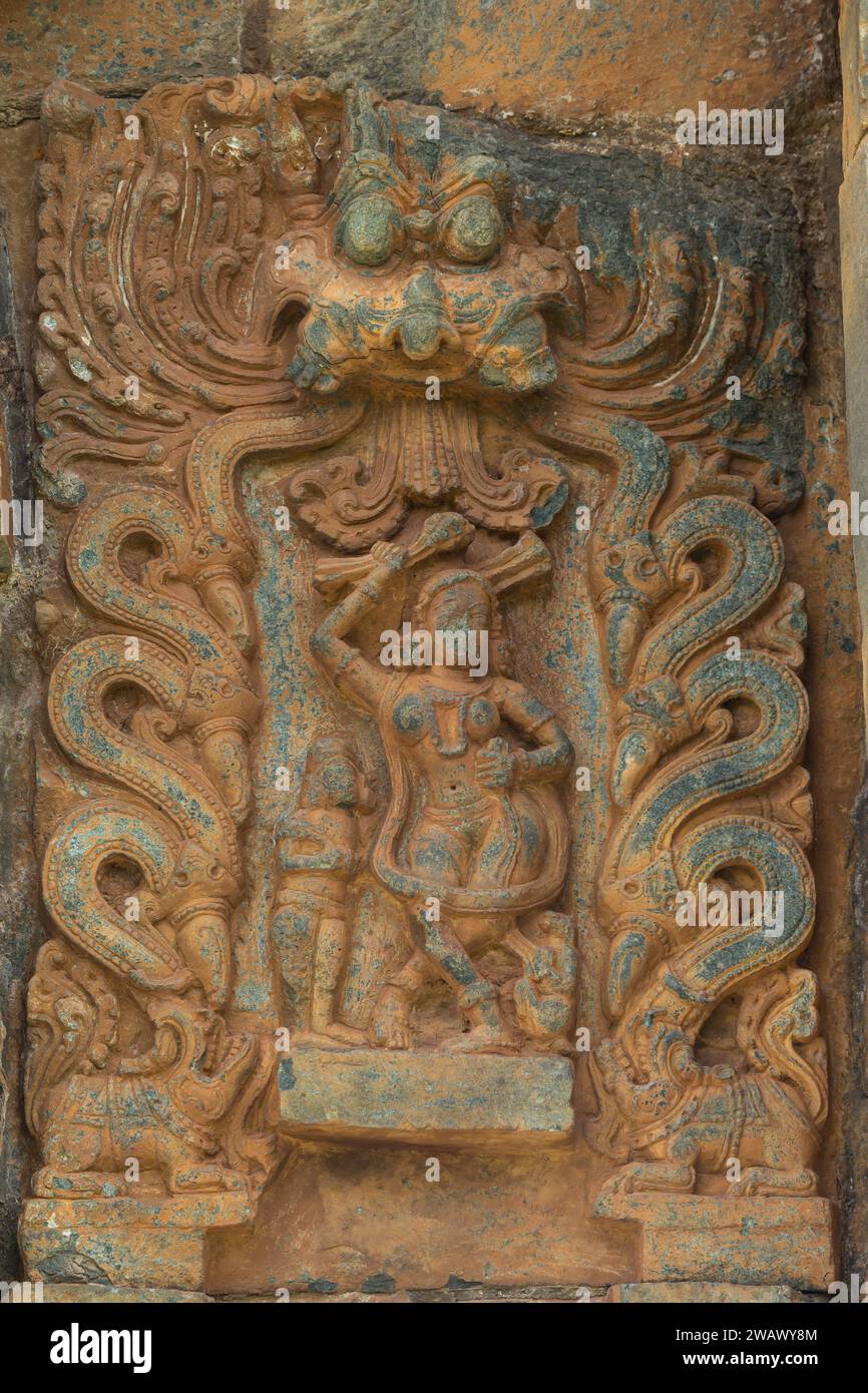 Sculptures de femmes dansantes et Kirtimukha sur le temple Tarkeshwara, Hangal, Karnataka, Inde. Banque D'Images