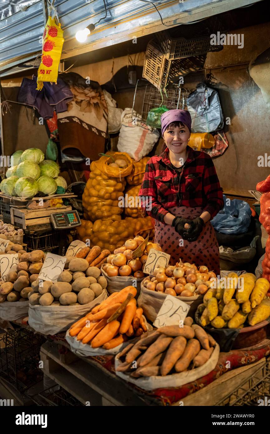 Vendeur de pommes de terre, stalle, Osh Bazaar, Bichkek, Kirghizistan, Asie Banque D'Images