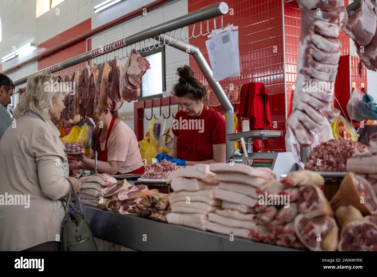 Boucher vendant de la viande fraîche, marché à Osh Bazaar, Bichkek, Kirghizistan Banque D'Images