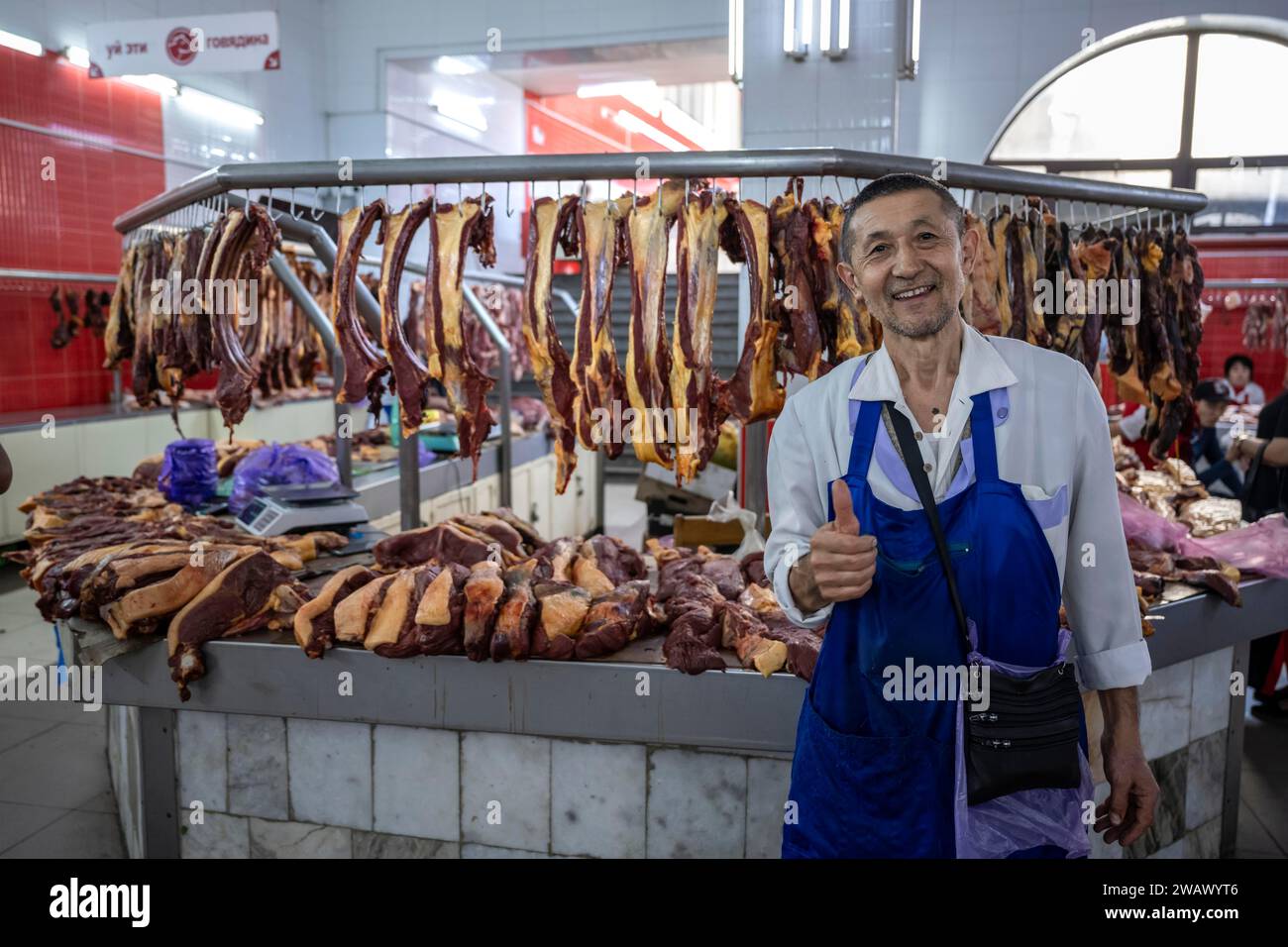 Boucher heureux, viande fraîche, marché à Osh bazar, Bichkek, Kirghizistan Banque D'Images