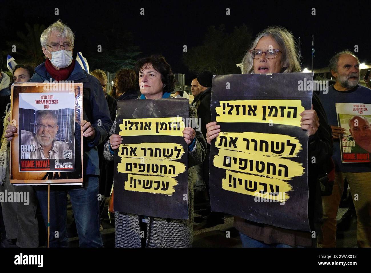 JÉRUSALEM - 6 JANVIER : les Israéliens tiennent des pancartes indiquant « le temps presse, libérez les captifs maintenant » lors d'un rassemblement devant la résidence du président appelant à un accord pour libérer les otages israéliens détenus dans la bande de Gaza le 6 janvier 2024 à Jérusalem. Plus de 100 otages israéliens capturés le 7 octobre sont toujours détenus à Gaza par le Hamas et d’autres groupes militants, selon les autorités israéliennes. Banque D'Images
