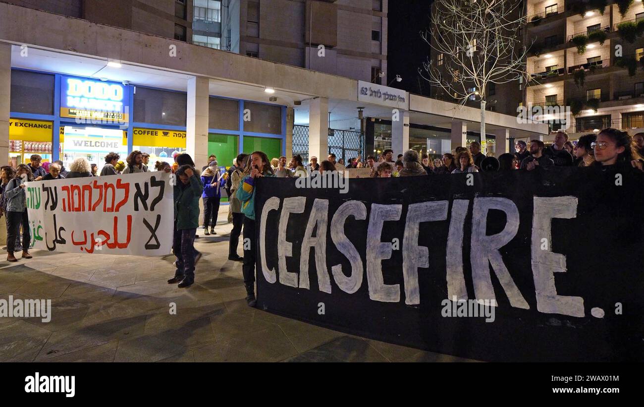 Les militants israéliens de gauche brandissent une bannière qui indique « cessez-le-feu » et chantent des slogans alors qu'ils se rassemblent pour une manifestation anti-guerre appelant à un cessez-le-feu et à une solution diplomatique à la guerre en cours entre Israël et le Hamas le 6 janvier 2024 à Jérusalem. Israël Banque D'Images