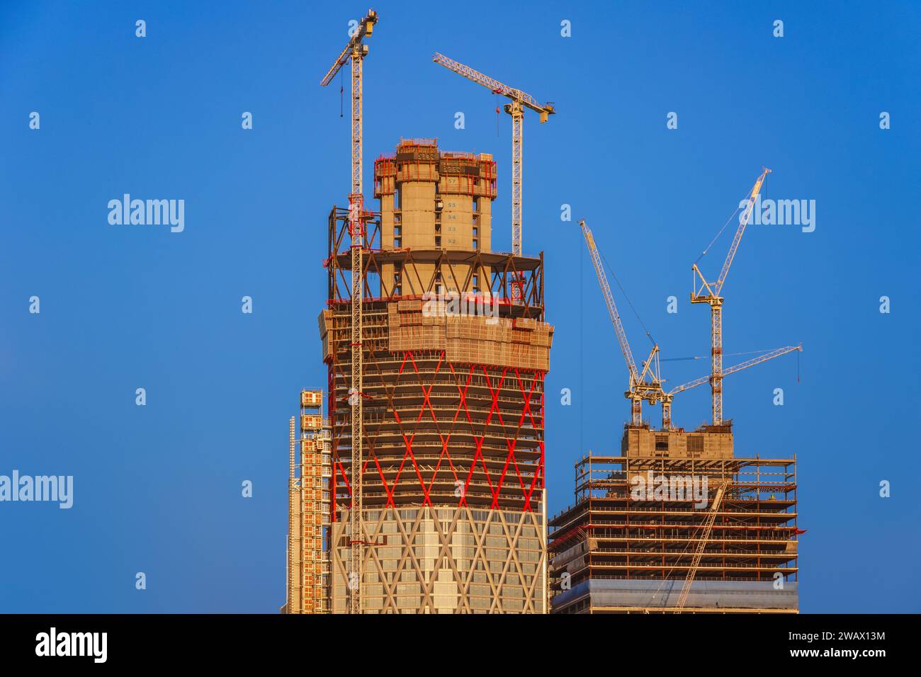 Nouveau chantier de construction avec grues à Canary Wharf à Londres, Angleterre Banque D'Images