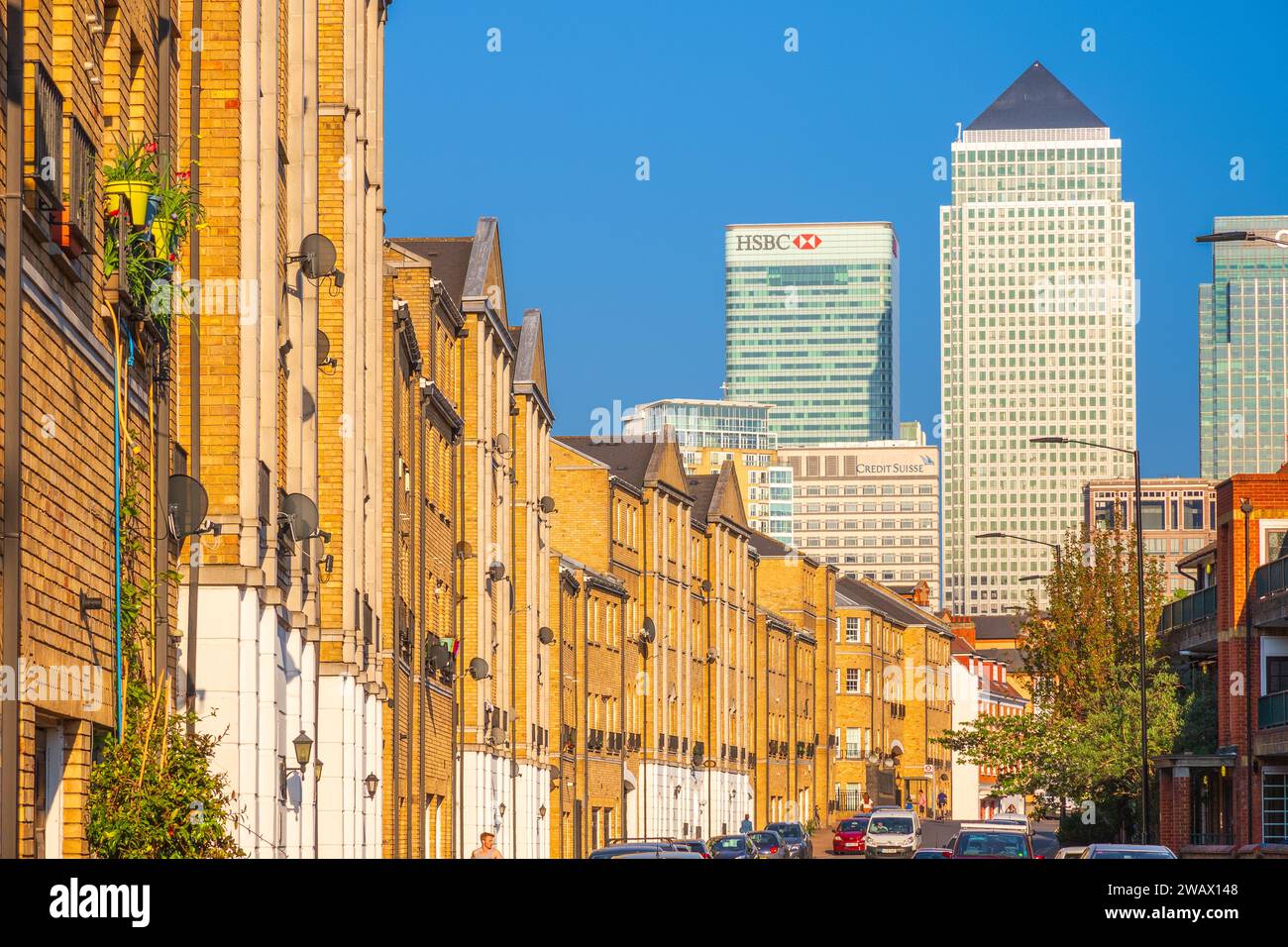 Londres, Royaume-Uni - 19 avril 2023 - Canary Wharf vu de la rue en terrasses de Rotherhithe Banque D'Images