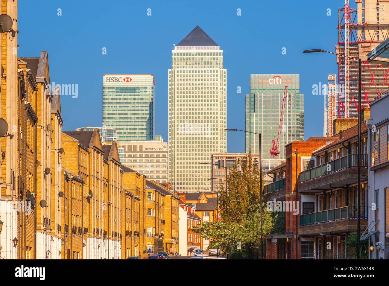 Londres, Royaume-Uni - 19 avril 2023 - Canary Wharf vu de la rue en terrasses de Rotherhithe Banque D'Images