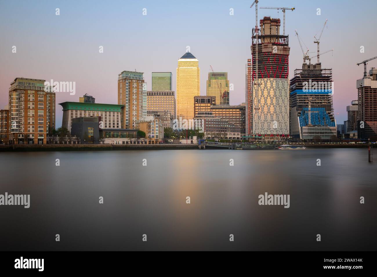 Longue exposition, Canary Wharf avec nouveau développement à Londres, Angleterre Banque D'Images