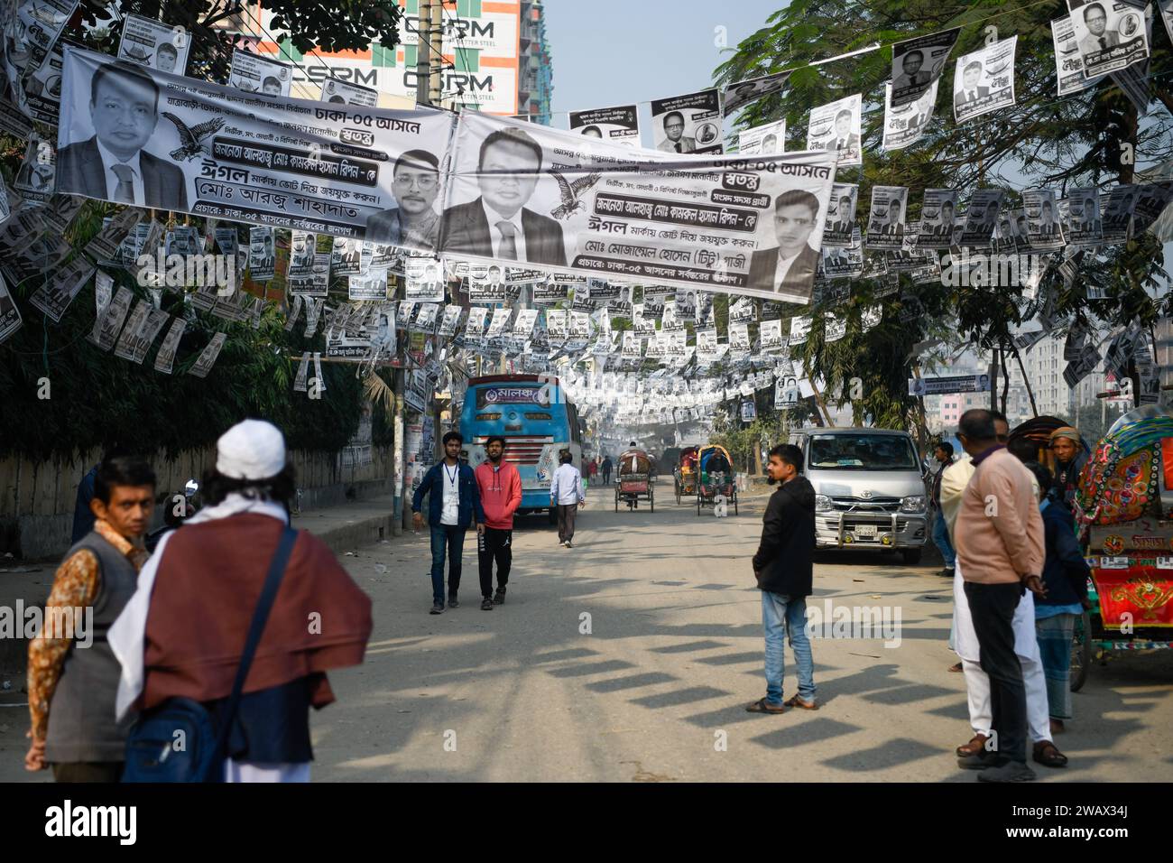 Dhaka, Bangladesh. 07 janvier 2024. Vue générale devant un centre de vote lors de la 12e élection générale à Dhaka. (Photo de Piyas Biswas/SOPA Images/Sipa USA) crédit : SIPA USA/Alamy Live News Banque D'Images