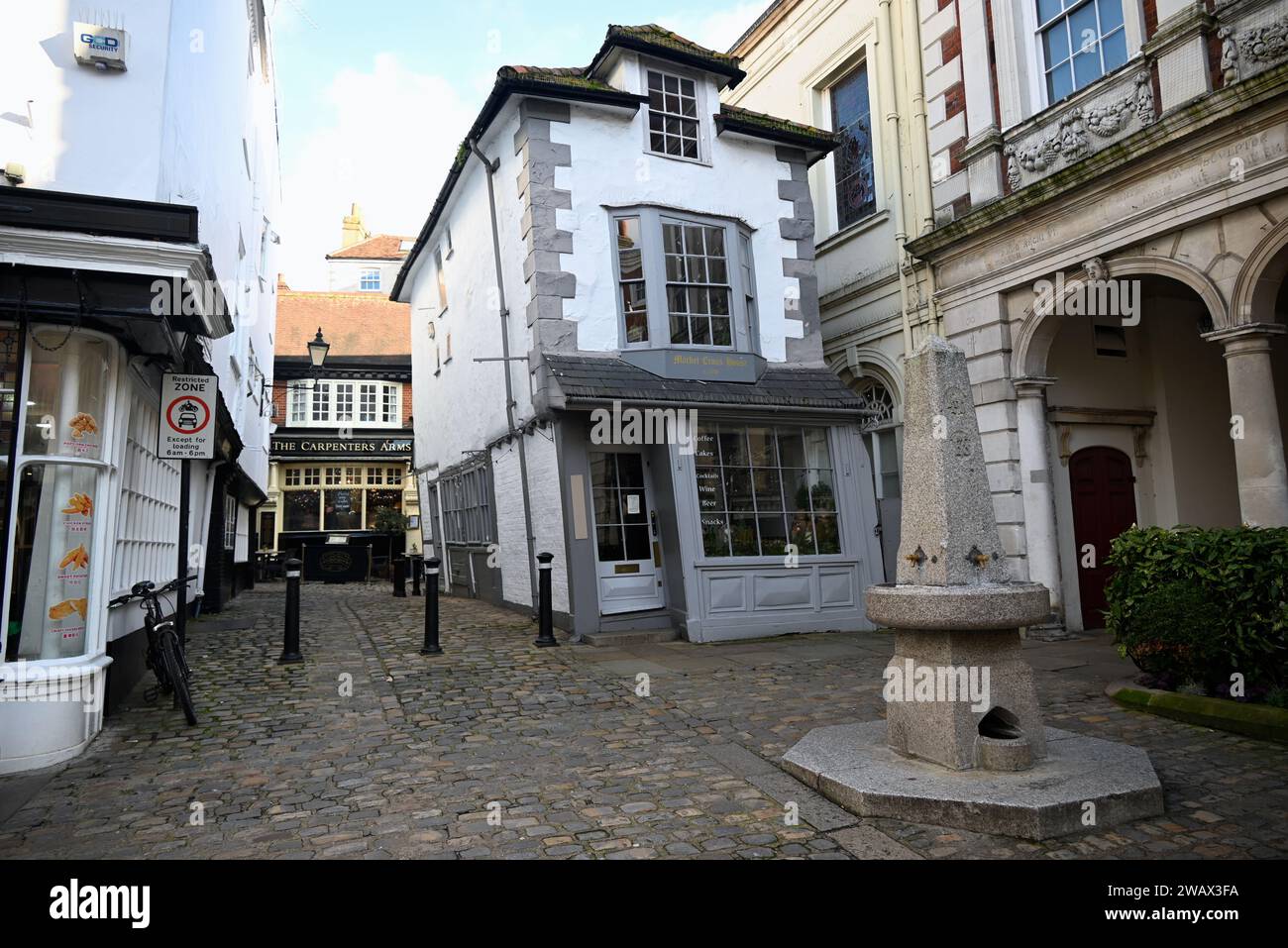 La Crooked House of Windsor, également connue sous le nom de Market Cross House, est un bâtiment du 16e siècle situé dans la ville marchande de Windsor, dans le comté de Berkshire, au sud-est de l'Angleterre. Comme son nom l'indique, ce bâtiment est courbé à un angle plutôt maladroit qui semble défier la gravité. Pourtant, ce bâtiment n'avait pas toujours été incliné, et ne l'est devenu que lorsqu'il a été reconstruit. Étonnamment, malgré sa posture, la Crooked House de Windsor est restée debout. Banque D'Images