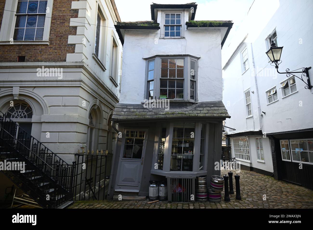 La Crooked House of Windsor, également connue sous le nom de Market Cross House, est un bâtiment du 16e siècle situé dans la ville marchande de Windsor, dans le comté de Berkshire, au sud-est de l'Angleterre. Comme son nom l'indique, ce bâtiment est courbé à un angle plutôt maladroit qui semble défier la gravité. Pourtant, ce bâtiment n'avait pas toujours été incliné, et ne l'est devenu que lorsqu'il a été reconstruit. Étonnamment, malgré sa posture, la Crooked House de Windsor est restée debout. Banque D'Images