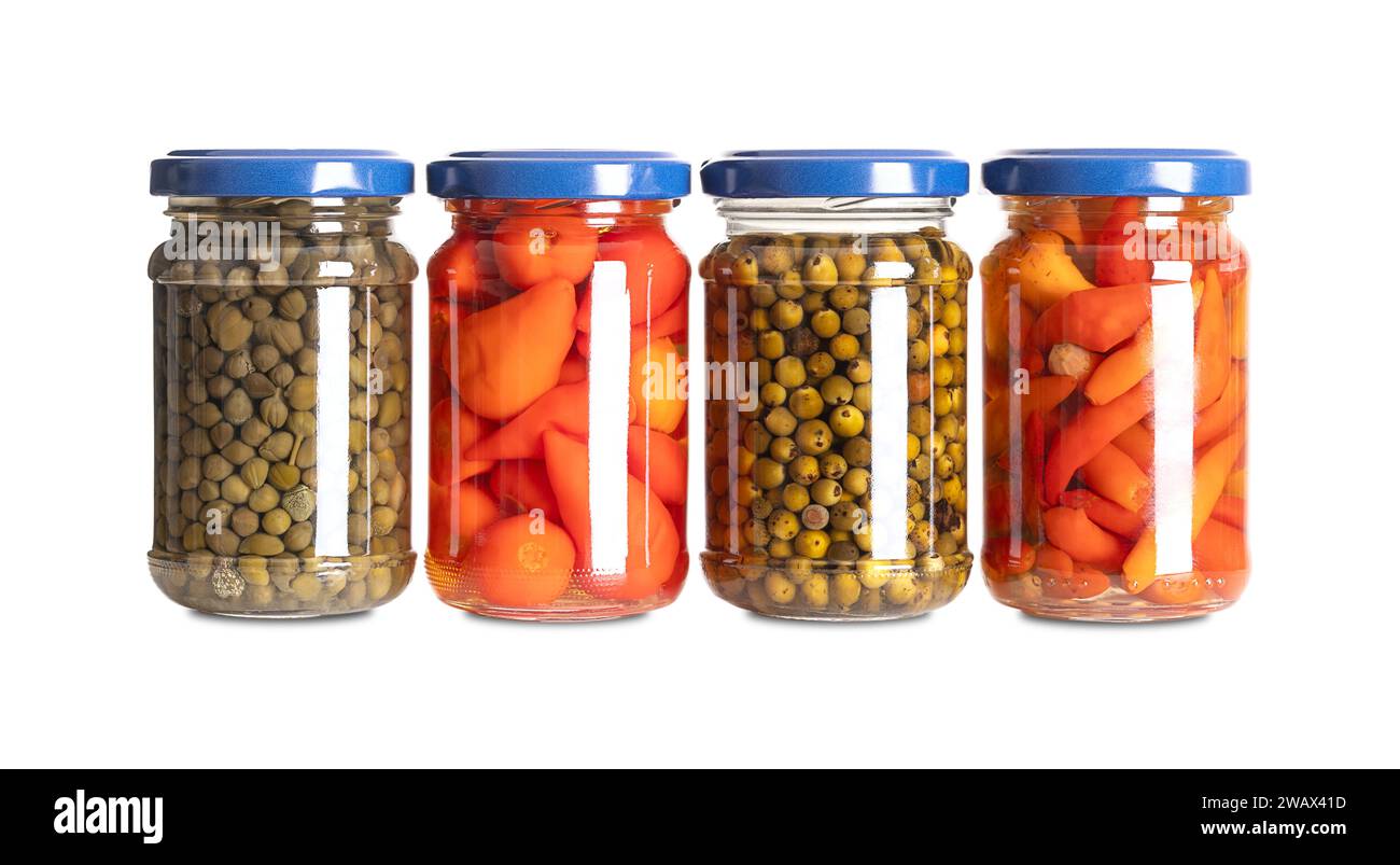 Épices marinées dans de petits bocaux en verre. De gauche à droite câpres, poivrons rouges, grains de poivre verts et piments piri piri. Préservée. Banque D'Images