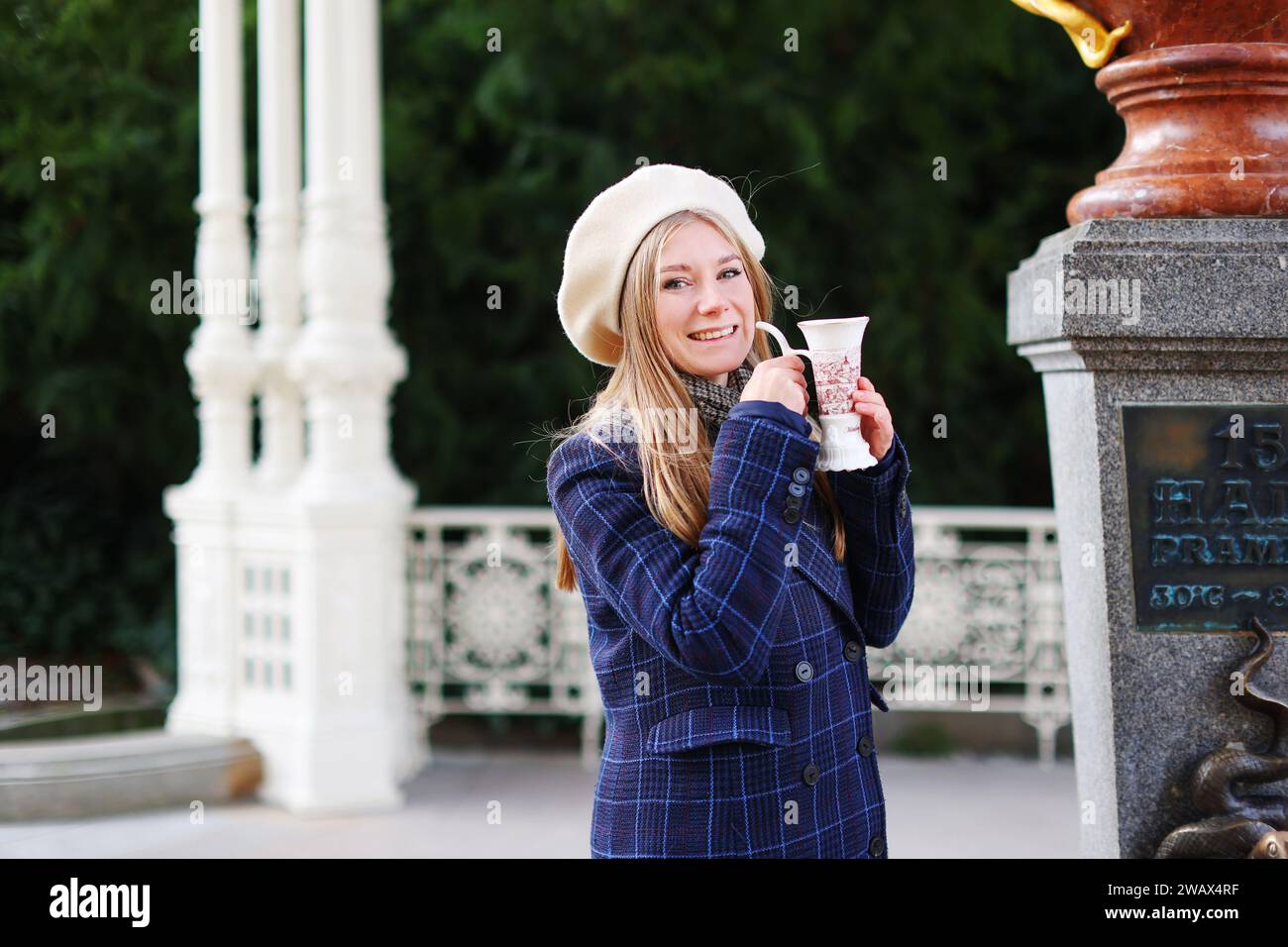 Fille boire de l'eau minérale dans la station balnéaire Karlovy Vary Banque D'Images