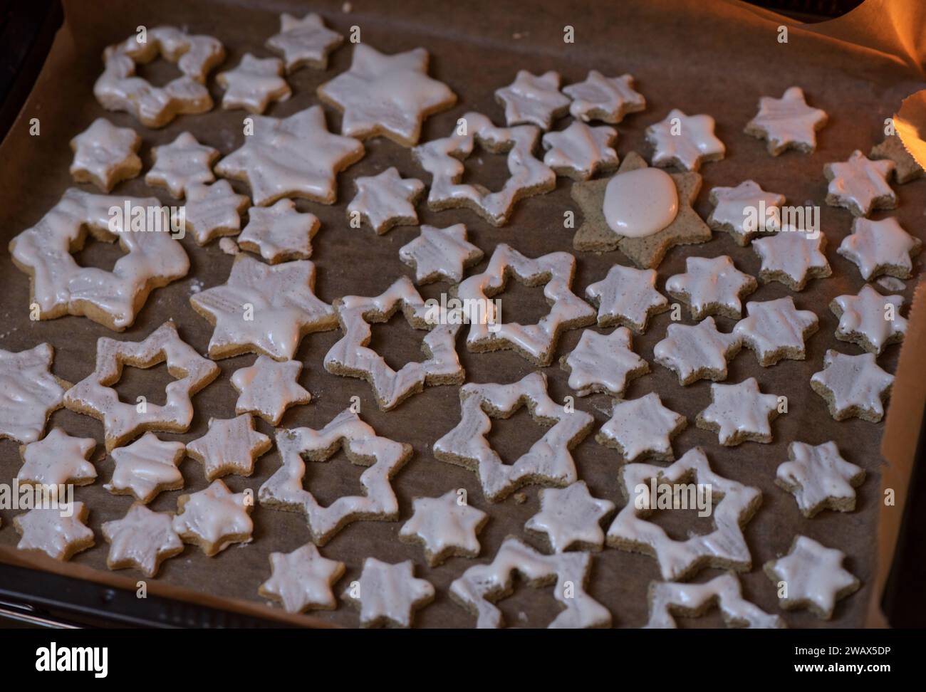 Biscuits faits à la main étoiles, glacés avec meringue Banque D'Images