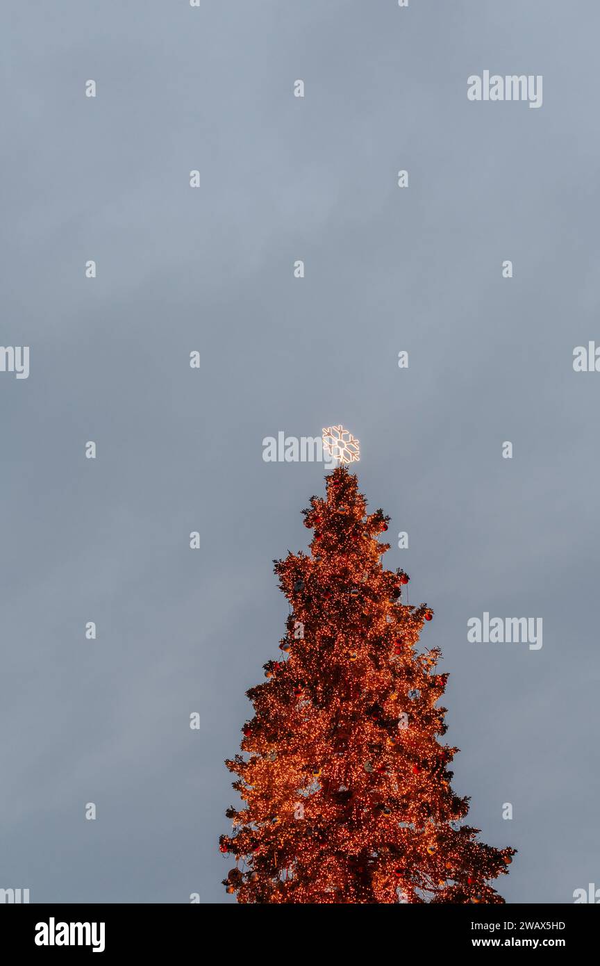 Milan, Piazza Duomo, Italie. 2 janvier 2024. Un grand sapin de Noël illumine la place en face du
