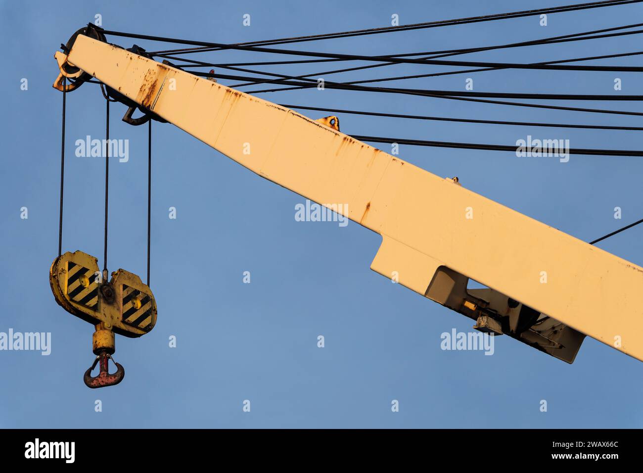 grue de pont à bord d'un navire contre le ciel bleu Banque D'Images