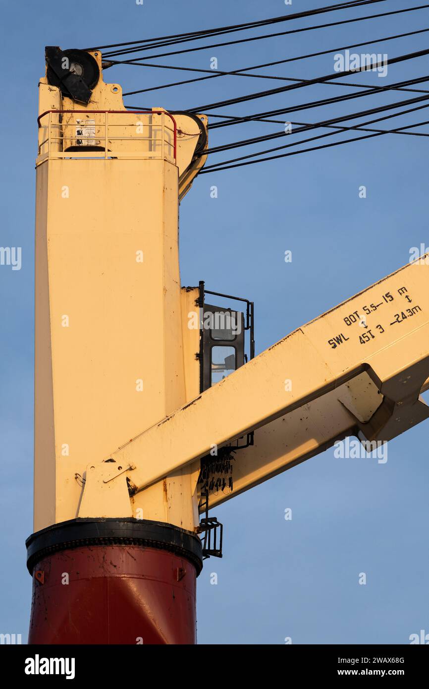 grue de pont à bord d'un navire contre le ciel bleu Banque D'Images