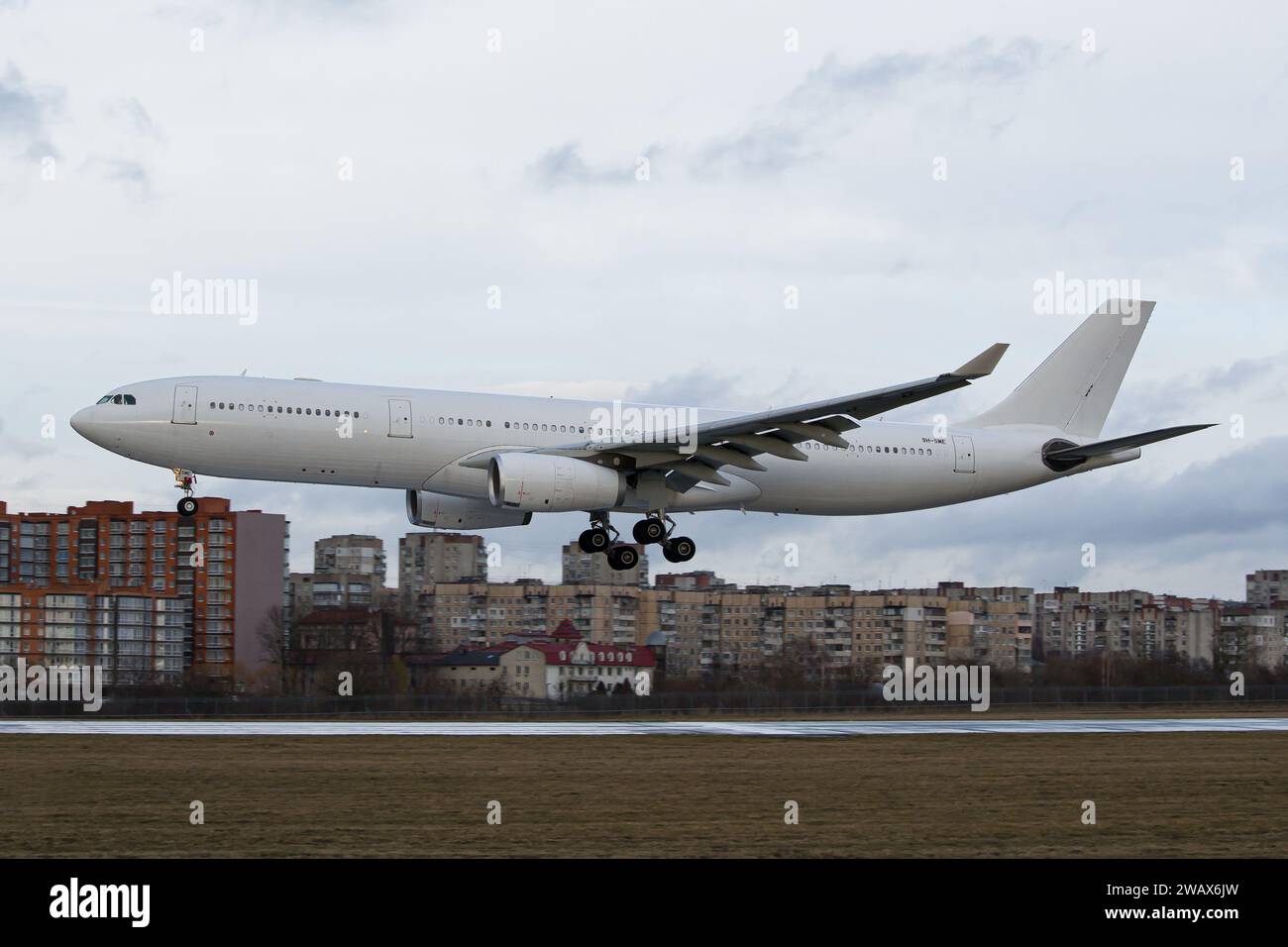 SmartLynx Malte Airbus A330-343 atterrissant à Lviv Banque D'Images SmartLynx Malte Airbus A330-343 atterrissant à Lviv Banque D'Images