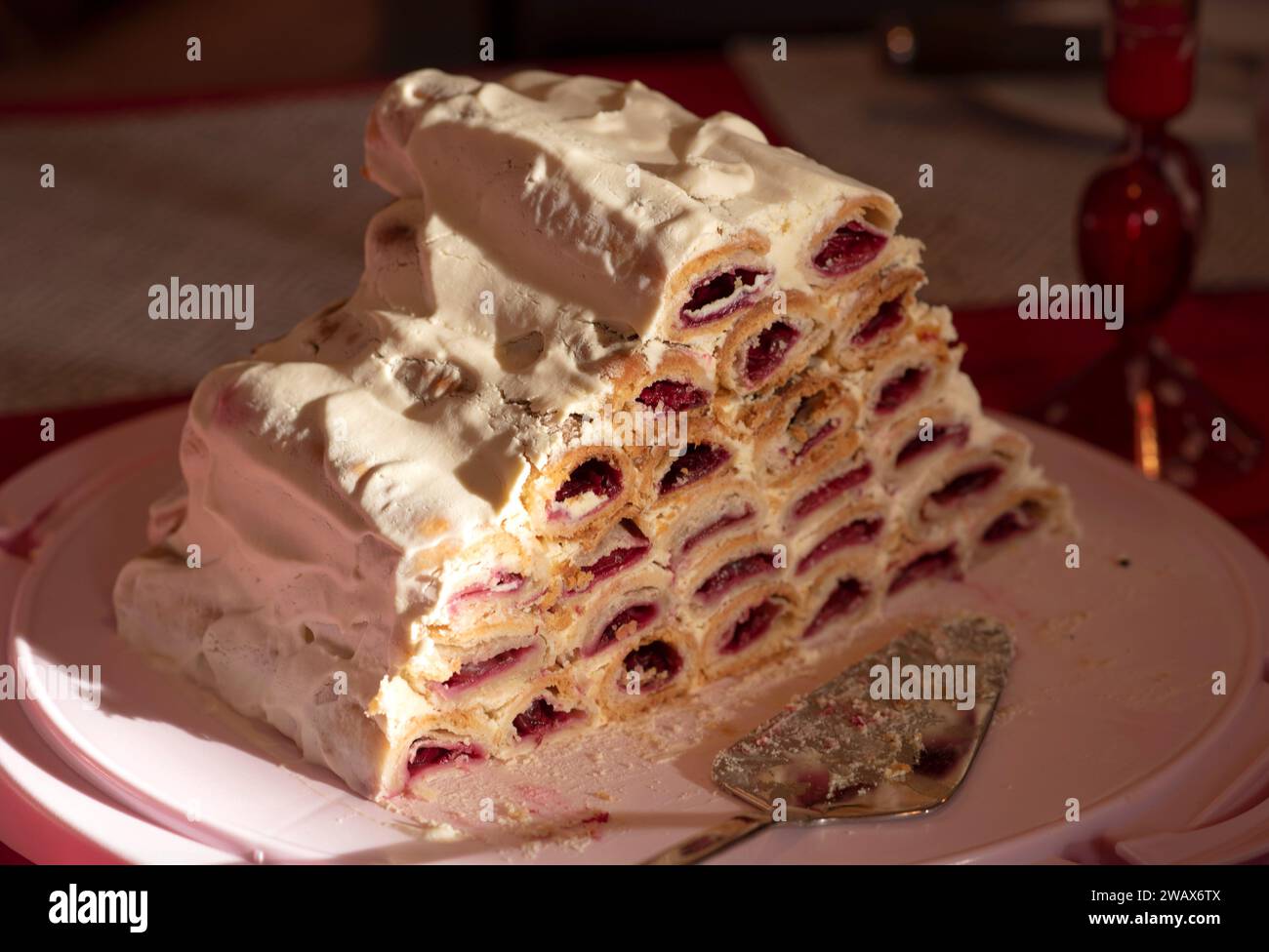 Gâteau traditionnel moldave aux cerises acides Banque D'Images