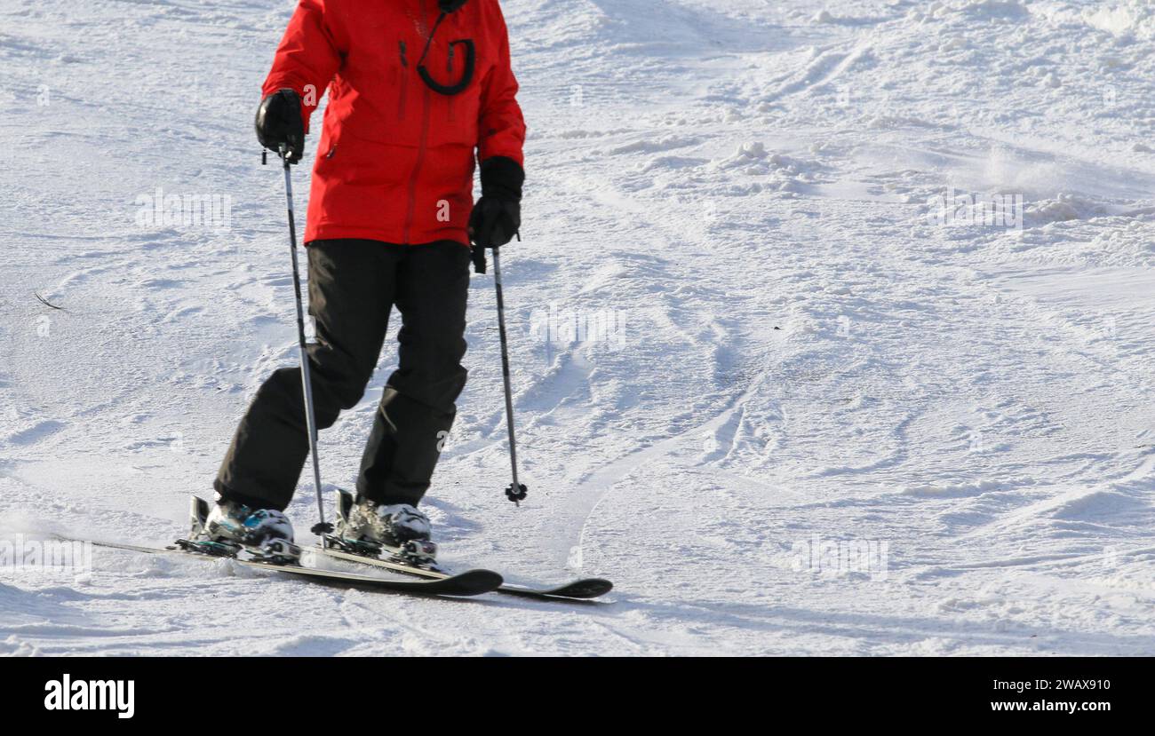 Un homme skiant le long d'une piste sur Mt. Neige dans le Vermont gros plan. Banque D'Images