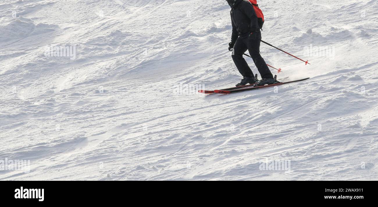 Un skieur récréatif skiant le long d'une piste sur Mount Snow dans le Vermont. Banque D'Images