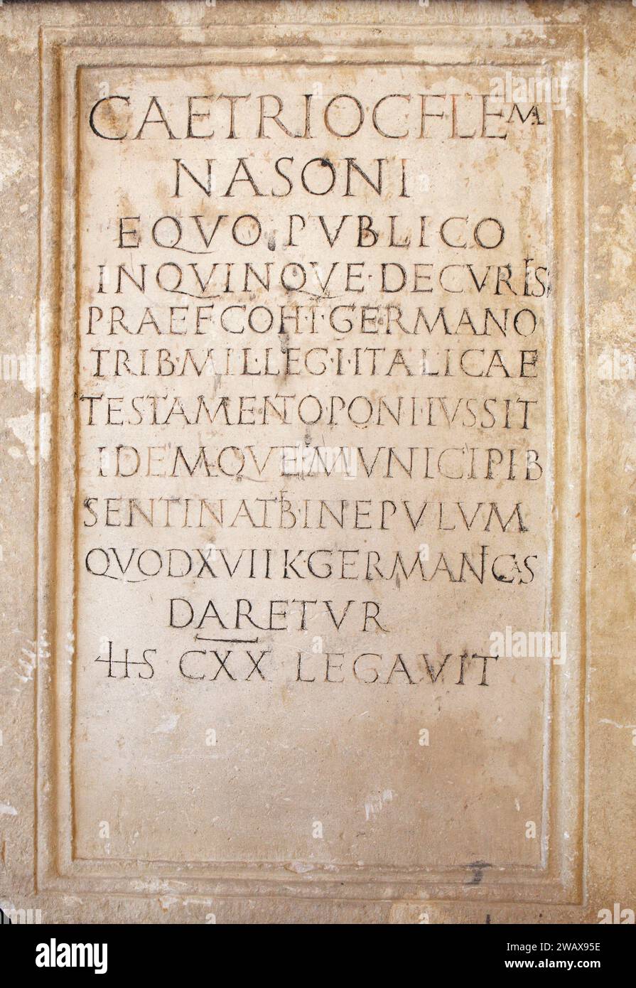 Italie Ombrie Foligno : Palazzo Trinci. Abrite une galerie d'art et un musée archéologique. Trapezophore en l'honneur de Gaius Aetrio NASO. Probablement fait pendant le règne de l'empereur Domitien Banque D'Images